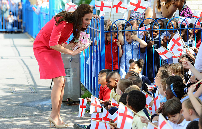  Kate Middleton conversa com crianças durante visita à escola em Londres
