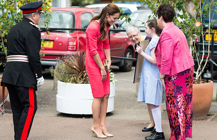  Kate Middleton conversa com crianças durante visita à escola em Londres