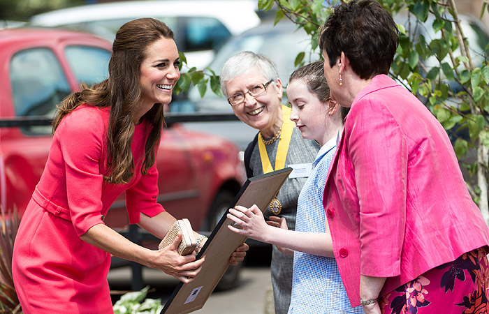  Kate Middleton conversa com crianças durante visita à escola em Londres