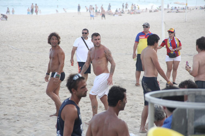 Ex-jogadores da Itália curtem dia de sol na praia de Ipanema