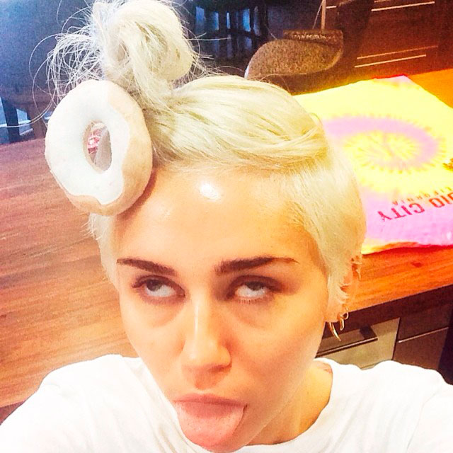 JU Miley Cyrus faz careta nas redes sociais