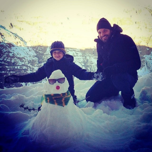 Cássio Reis se diverte brincando na neve com o filho, Noah