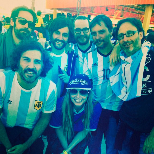 A Vestida com a camisa da seleção, Mariana Weickert comemora vitória argentina