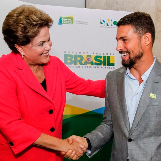 Cauã Reymond conhece a presidente Dilma Roussef em cerimônia de Brasília