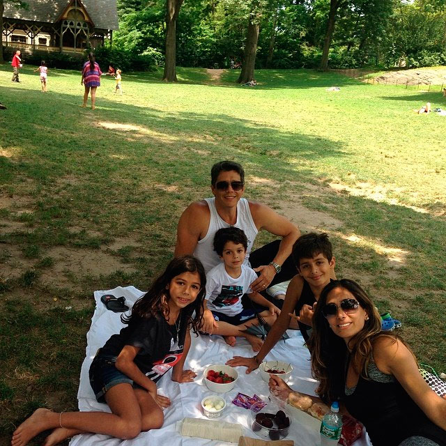  faz piquenique com a família no Central Park