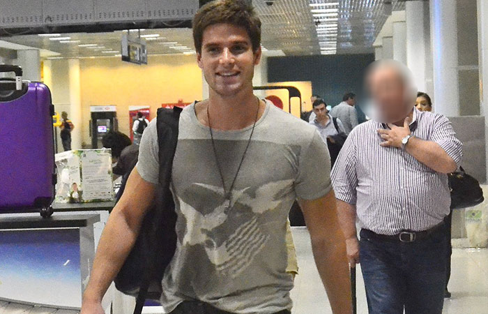  Sorridente, Jonatas Faro embarca no Rio de Janeiro