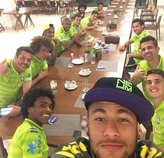 Neymar publica foto dos jogadores após jantar da Seleção