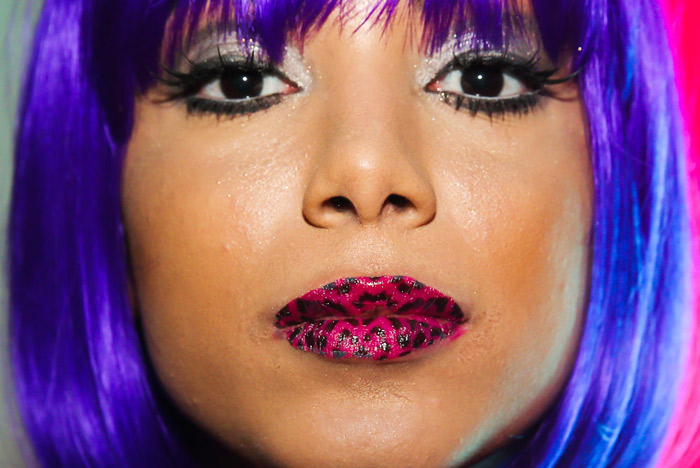 Anitta sensualiza com peruca roxa e maiô, em novo clipe