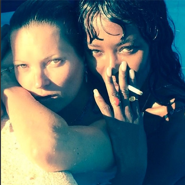 Naomi Campbell e Kate Moss aparecem em clima sexy na piscina