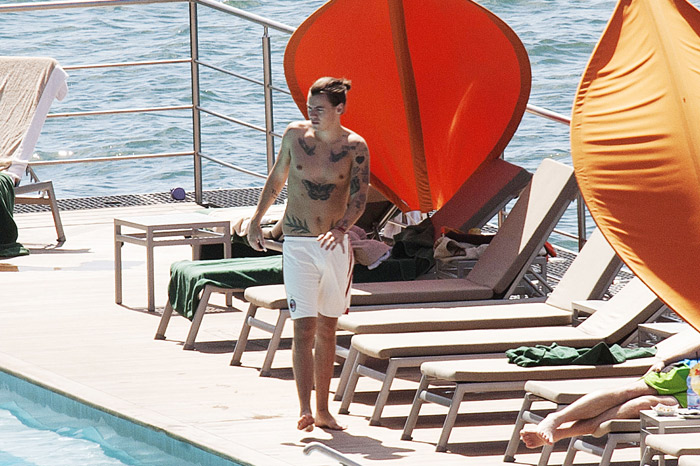 Harry Styles mostra suas tatuagens em piscina de hotel na Itália