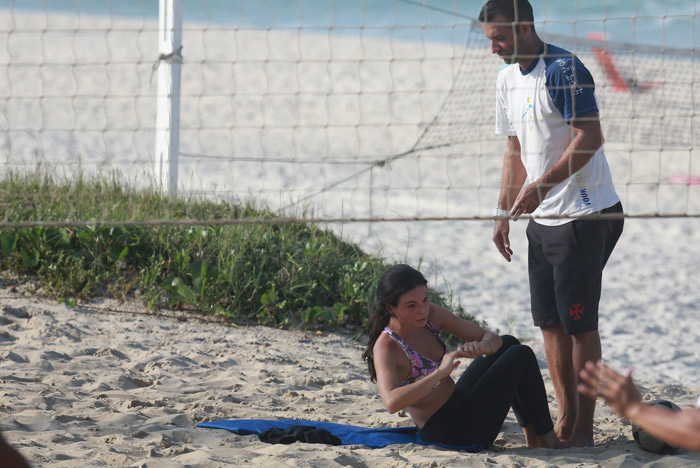 Isis Valverde joga futevôlei com seu personal na Barra