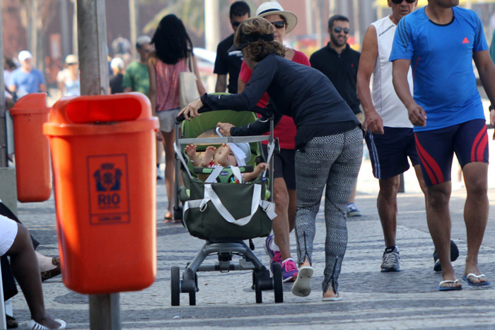 Guilhermina Guinle passeia sorridente com Minna pela orla carioca