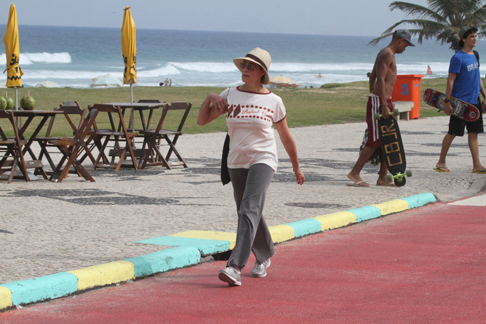 Christiane Torloni caminha na orla carioca