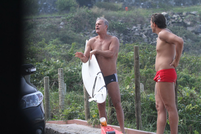 Kadu Moliterno joga conversa fora com amigo na Prainha, no Rio