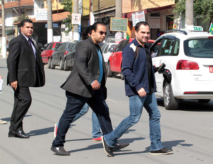 Luciano Camargo enfrenta fila no consulado americano para pegar visto de sua babá