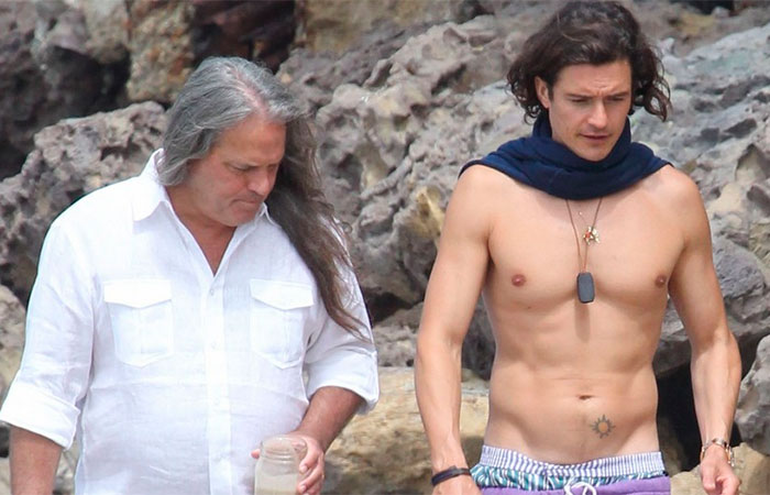  Uau! Orlando Bloom passeia sem camisa pela praia de Malibu, Califórnia