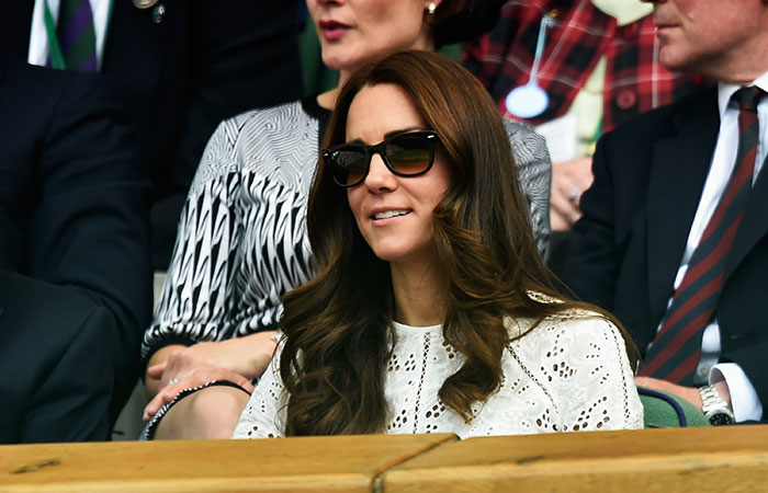  Estilo puro: Kate Middleton usa óculos descolado em Londres