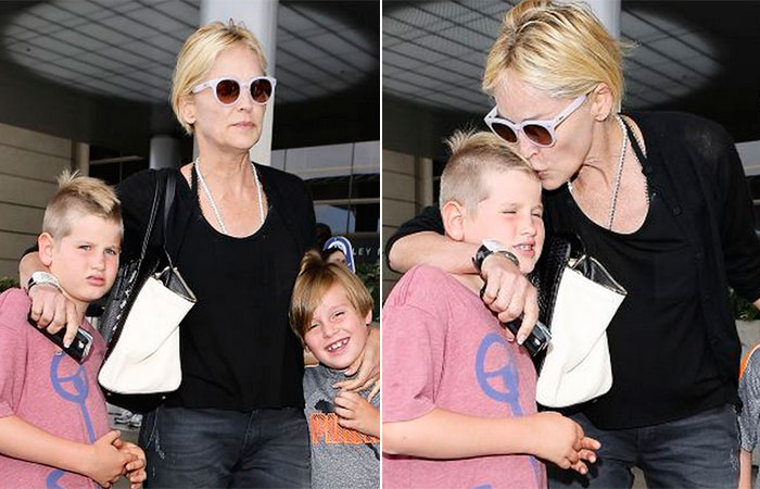  Sharon Stone aterrissa em Los Angeles com seus meninos, Laird e Quinn