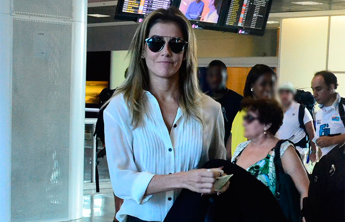 Cheia de estilo, Deborah Secco decola do Rio de Janeiro