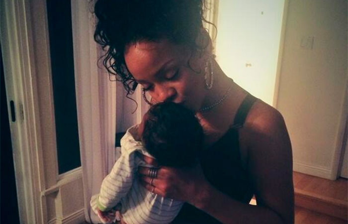  Rihanna paparica sua sobrinha nas redes sociais