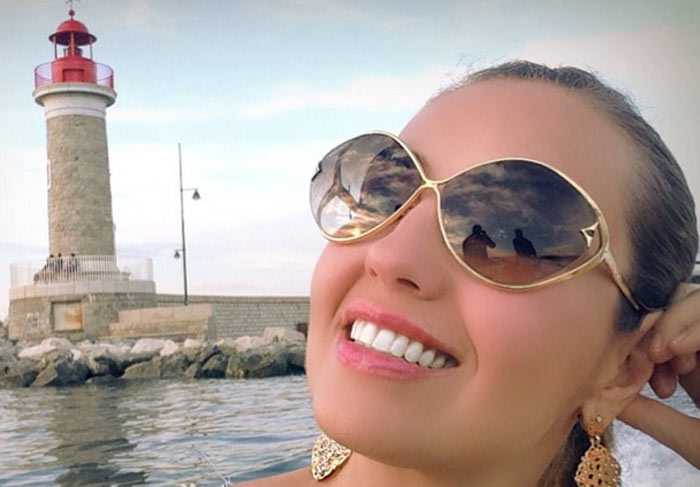 Thalía veste maiô e mergulha no mar francês