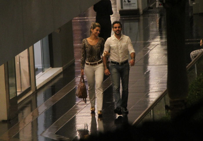 Kelly Key circula com o marido em shopping carioca