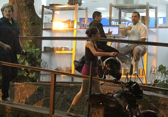 Na noite de quarta-feira (2) Edson Celular foi clicado ao buscar a filha caçula, Sophia, na aula de balé, no bairro de Itanhangá, Rio de Janeiro. Usando roupas apropriadas para dança, Sophia foi seguida de perto pelo paizão. Sophia tem 11 anos e é fruto do casamento de Edson com Claudia Raia. Os dois também são pais de Enzo, 17 anos. O novo visual do ator tem a ver com o personagem João Paulo da série Animal, fruto de uma parceria entre Globo e Globosat, que será exibida pela GNT em agosto. Na trama o ator sofrerá de um raro distúrbio psiquiátrico e acreditará ser um puma.