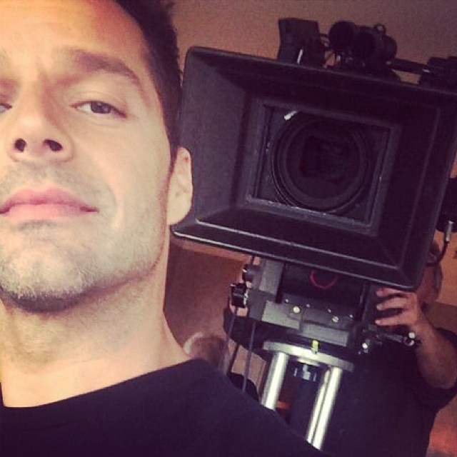 Ricky Martin acorda cedo para gravar comercial