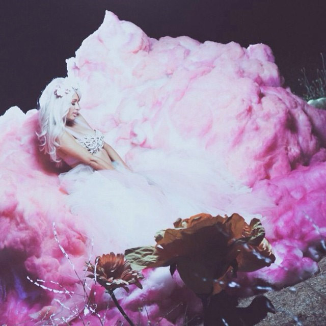 Flores e fumaça rosa... Paris Hilton mostra cenas de seu novo clipe 