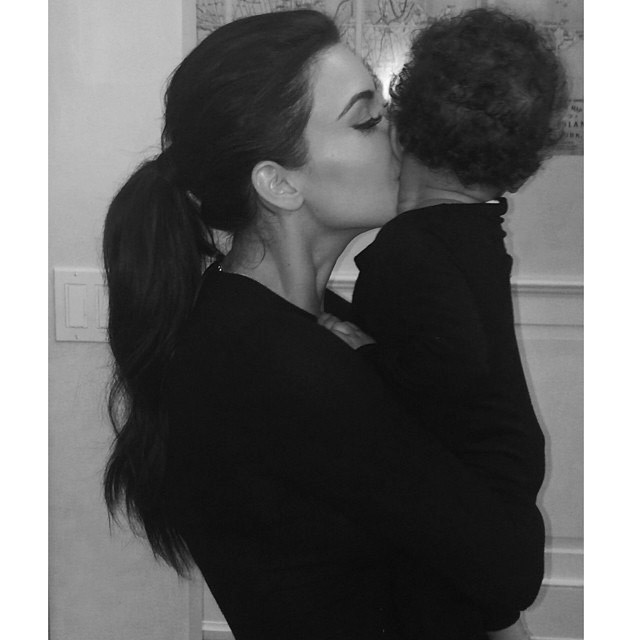 Kim Kardashian mostra todo seu amor por North West