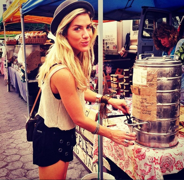 Giovanna Ewbank visita feira orgânica em Nova York