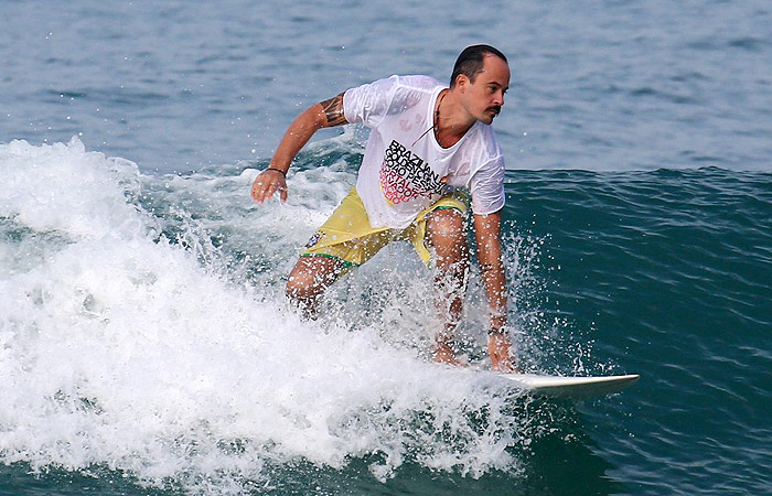 Paulinho Vilhena surfa na orla do Rio de Janeiro