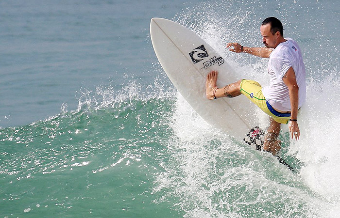 Paulinho Vilhena surfa na orla do Rio de Janeiro