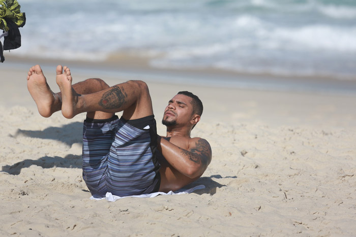 Naldo Benny pega firme nos exercícios em dia de praia