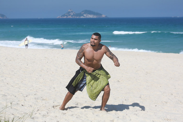 Naldo Benny pega firme nos exercícios em dia de praia