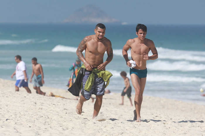 Naldo Benny pega firme nos exercícios em dia de praia