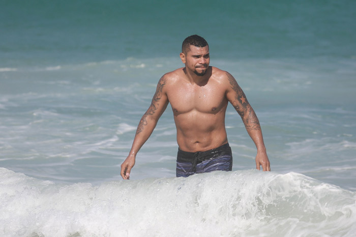 Naldo Benny pega firme nos exercícios em dia de praia