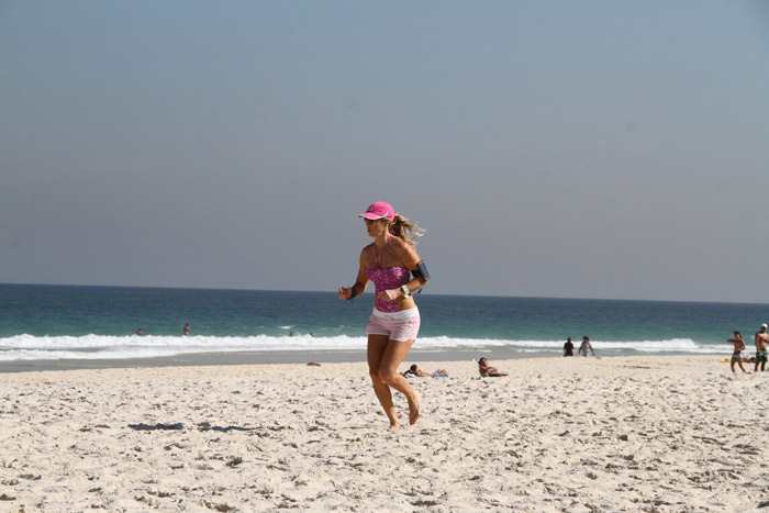 Toda pink! Christine Fernandes corre nas areias da Barra da Tijuca