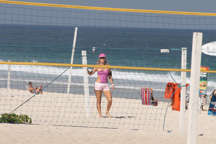 Toda pink! Christine Fernandes corre nas areias da Barra da Tijuca