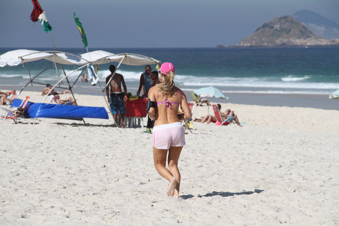 Toda pink! Christine Fernandes corre nas areias da Barra da Tijuca