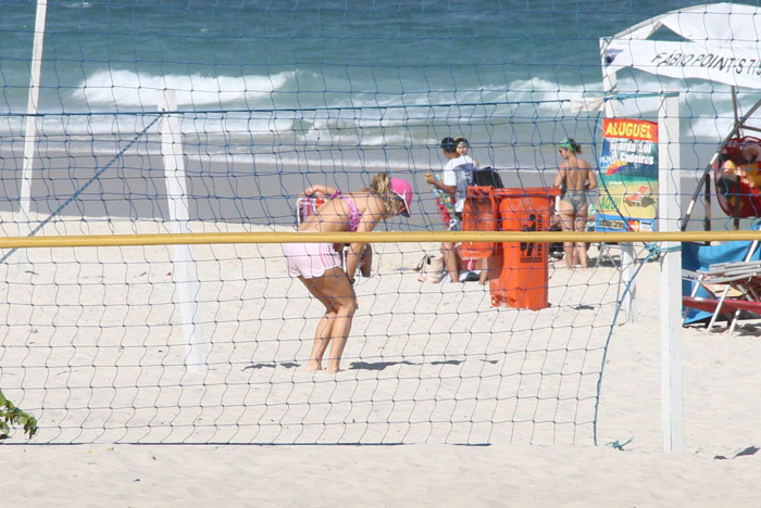 Toda pink! Christine Fernandes corre nas areias da Barra da Tijuca