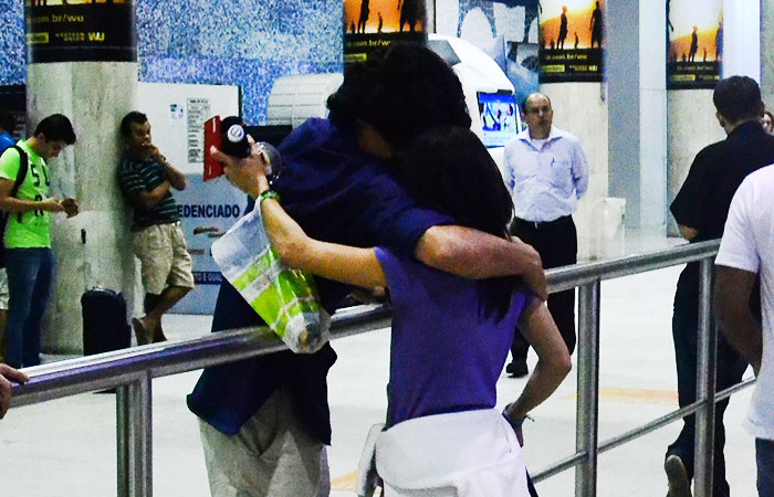  André Gonçalves recepciona a filha com muito carinho no aeroporto Santos Dumont