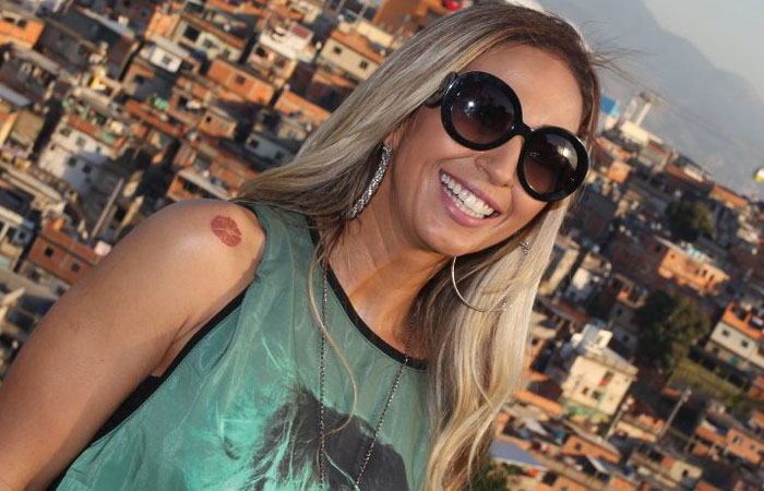 Valesca Popozuda faz tour pelo Complexo do Alemão com repórter da CNN