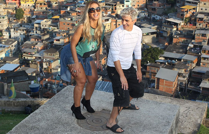 Valesca Popozuda faz tour pelo Complexo do Alemão com repórter da CNN