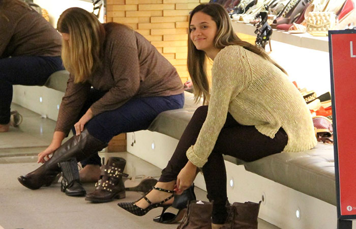  Simpática, Juliana Paiva acena para fotógrafos em shopping carioca