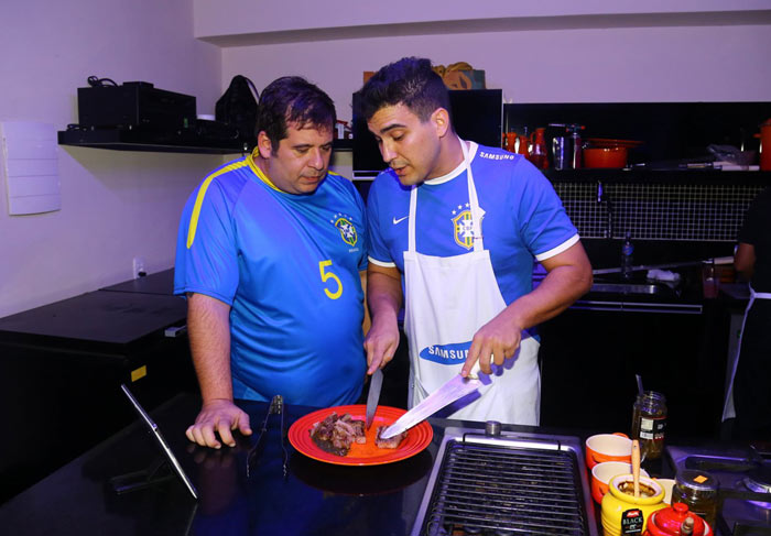 André Marques prepara churrasco para Carolina Dieckmann e Leandro Hassum