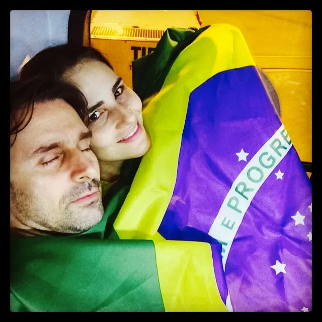 Fernanda Tavares e Murilo Rosa se enrolam na bandeira brasileira. O Fuxico Famosos