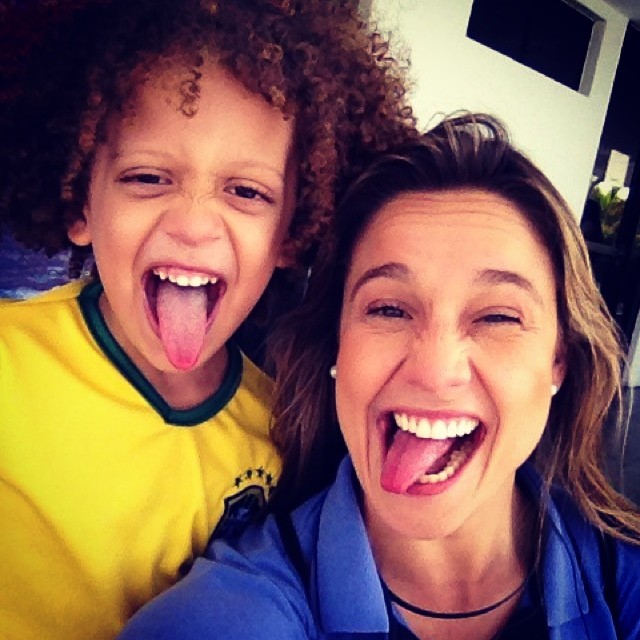 Fernanda Gentil posa com mini David Luiz 