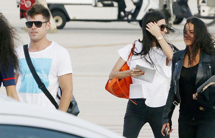 Zac Efron pega voo privado acompanhado de Michelle Rodriguez
