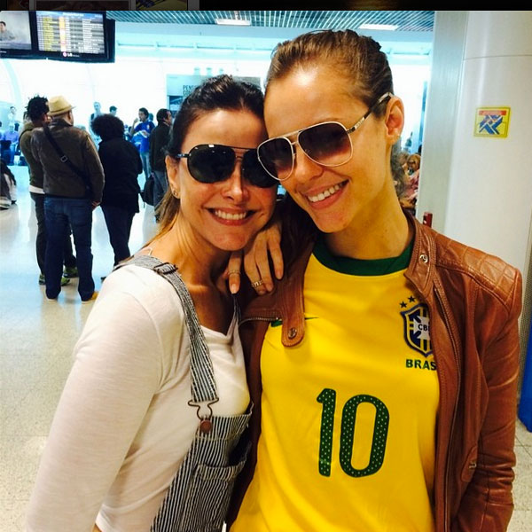 Paolla Oliveira, Alexandra Martins, Susana Werner e Fê Paes Leme amargam espera no aeroporto